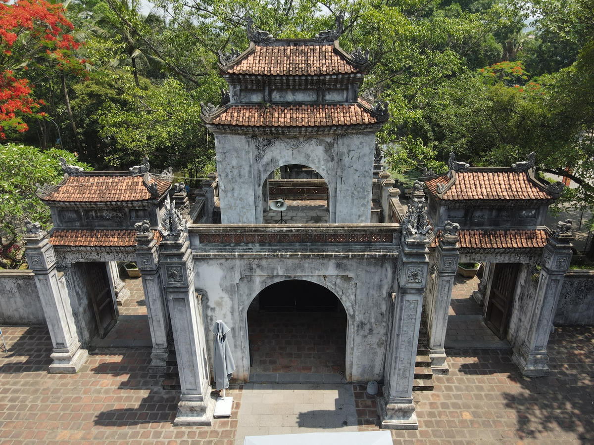 Cách đền khoảng 500m về phía Tây là khu lăng mộ Bà Triệu tọa lạc trên đỉnh núi Tùng và mộ ba ông tướng họ Lý ngay dưới chân núi. Các công trình tâm linh này nằm giữa khung cảnh thiên nhiên hùng vĩ, với núi cao sừng sững, được bao bọc bởi những cánh đồng xanh mướt và xóm làng trù phú, yên vui.