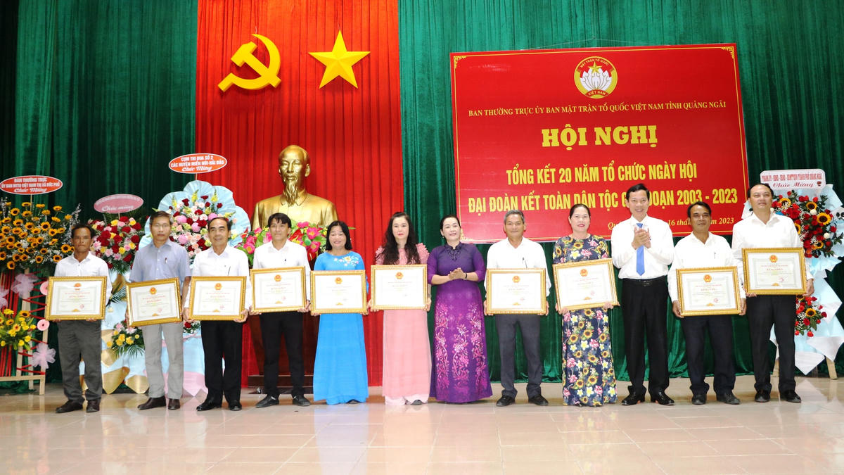 Tặng bằng khen cho tập thể, cá nhân đã có thành tích trong 20 năm tổ chức Ngày hội Đại đoàn kết toàn dân tộc.