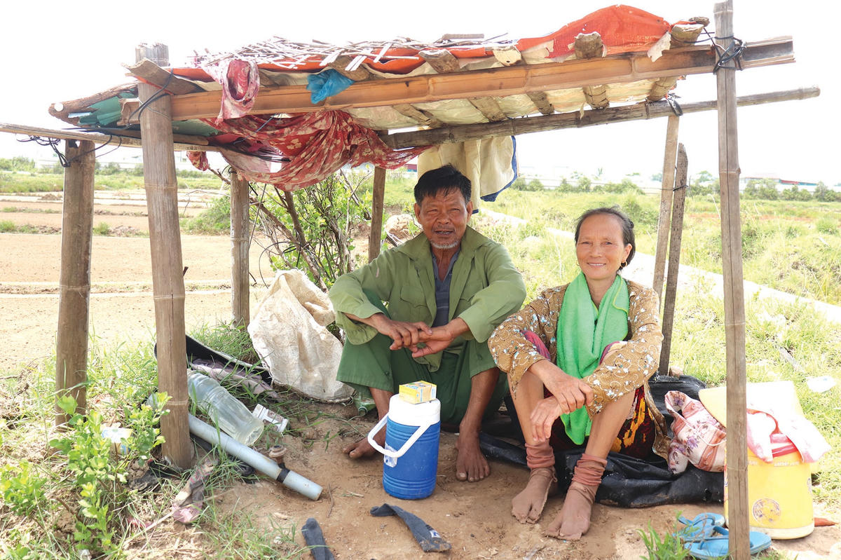 Mặc dù mệt nhưng vợ chồng ông Bảo vẫn nở nụ cười tươi sau 1 ngày trên cánh đồng muối.  