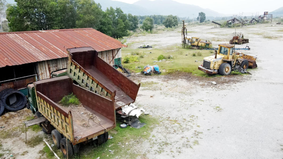Trước năm 2015, địa bàn thị xã Hồng Lĩnh (Hà Tĩnh) có 19 điểm mỏ khai thác đá được cấp phép. Hiện tại, trên địa bàn thị xã đã có 18/19 điểm mỏ dừng hoạt động trong đó có mỏ đá của HTX khai thác đá Tân Hồng ở phường Đậu Liêu.