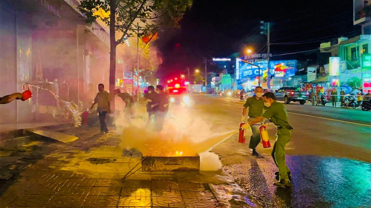 Thực tập phương án chữa cháy và cứu nạn, cứu hộ tại huyện Ea H' Leo.