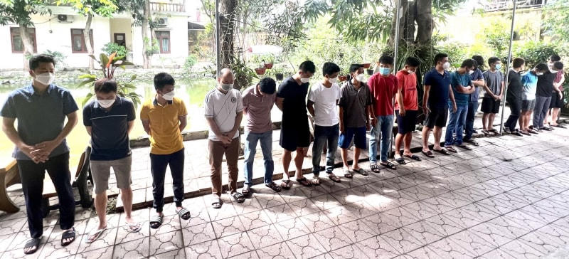 Đặng Hùng Dũng (31 tuổi, áo vàng thứ 3 từ trái qua) là một cầu thủ bóng đá trong làng phủi xứ Nghệ với biệt danh Dũng Verratti từng là “chân sút” nổi tiếng trong làng bóng đá phủi xứ Nghệ và 21 đối tượng bị Công an TP Vinh bắt giữ.