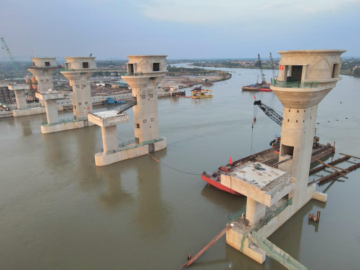 Ngoài ra, dự án cũng hướng tới đảm bảo nguồn nước sinh hoạt cho trên 613.000 người dân, cung cấp nước cho hoạt động chăn nuôi và nước sản xuất cho khu công nghiệp, cải thiện môi trường sinh thái, kết hợp giao thông thủy, bộ trong khu vực.
