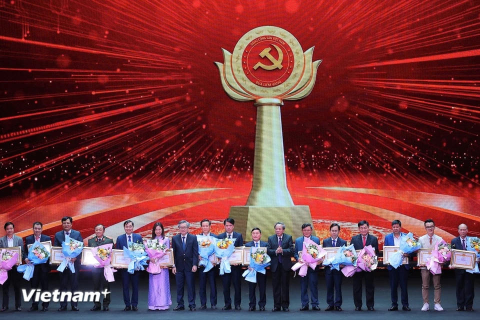 Ban Tổ chức Trung ương đã quyết định trao tặng Bằng khen, vinh danh 15 tập thể xuất sắc tiêu biểu. Tổng Biên tập Báo Điện tử VietnamPlus đứng thứ năm từ trái sang. (Ảnh: Hoài Nam/Vietnam+)