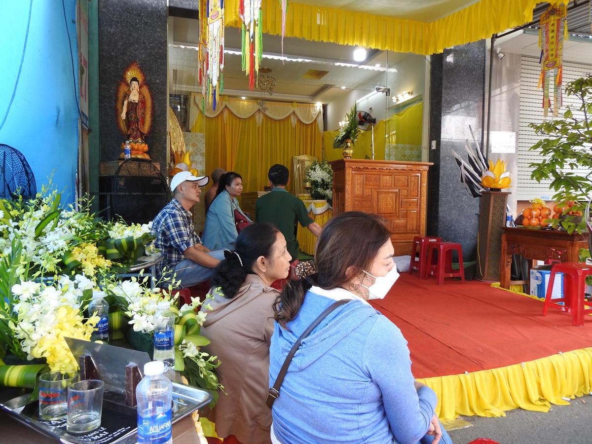 Gia đình ông Hồ Tá Lực, bà Nguyễn Thị Hội đợi đưa thi thể của 2 ông bà từ Quảng Ninh về để làm tang lễ. Ảnh B.Nguyên.