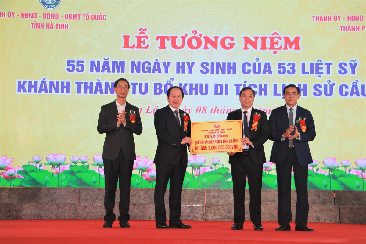Đảng bộ và Nhân dân TP Hải Phòng trao tặng 3 tỷ đồng cho Quỹ "Đền ơn đáp nghĩa" tỉnh Hà Tĩnh.