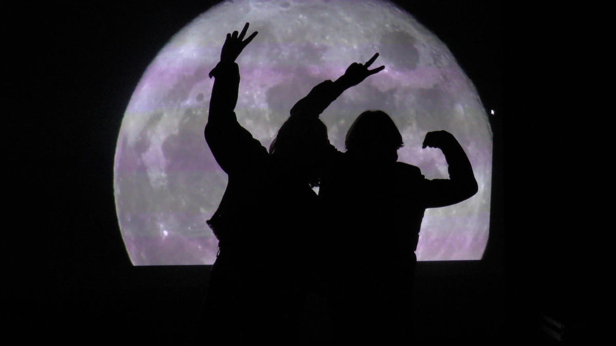 Hình bóng của hai người được chụp lại ở Kayseri, Thổ Nhĩ Kỳ. Ảnh: AP.