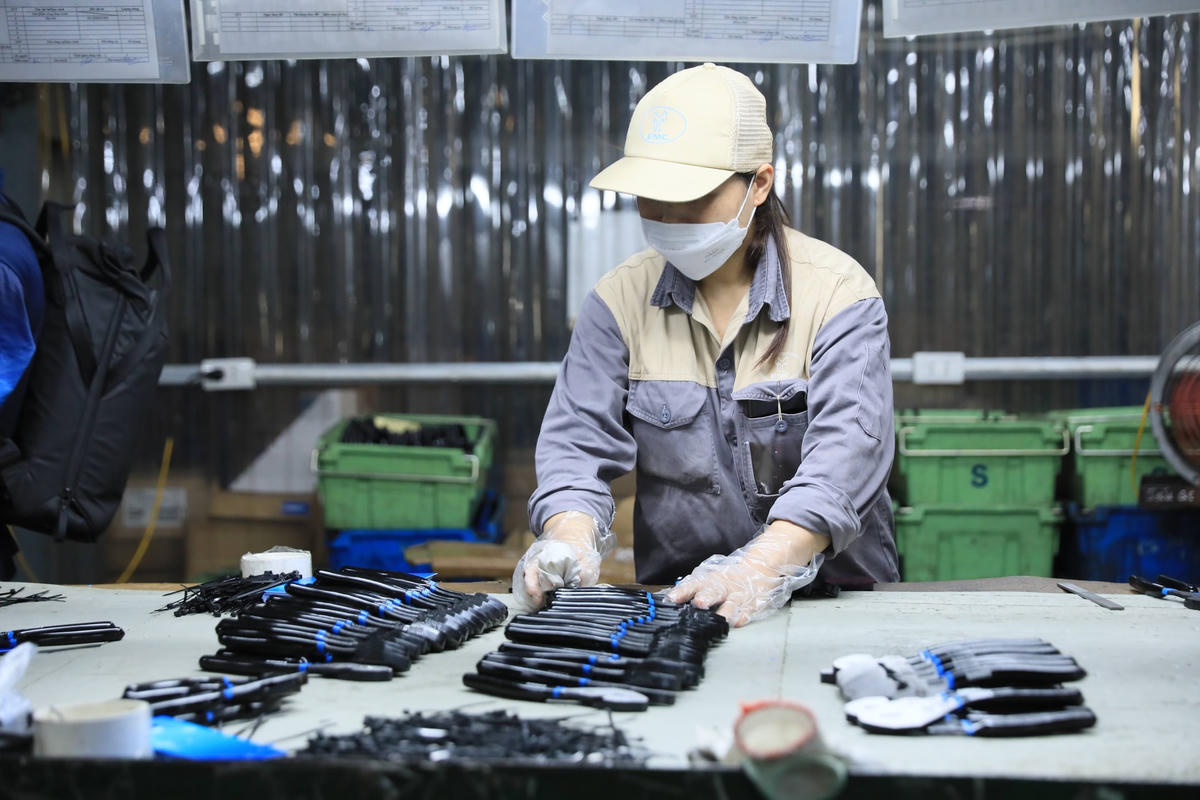 Nhiều doanh nghiệp thiếu đơn hàng, thu nhập của người lao động sụt giảm. Ảnh: Quang Vinh.