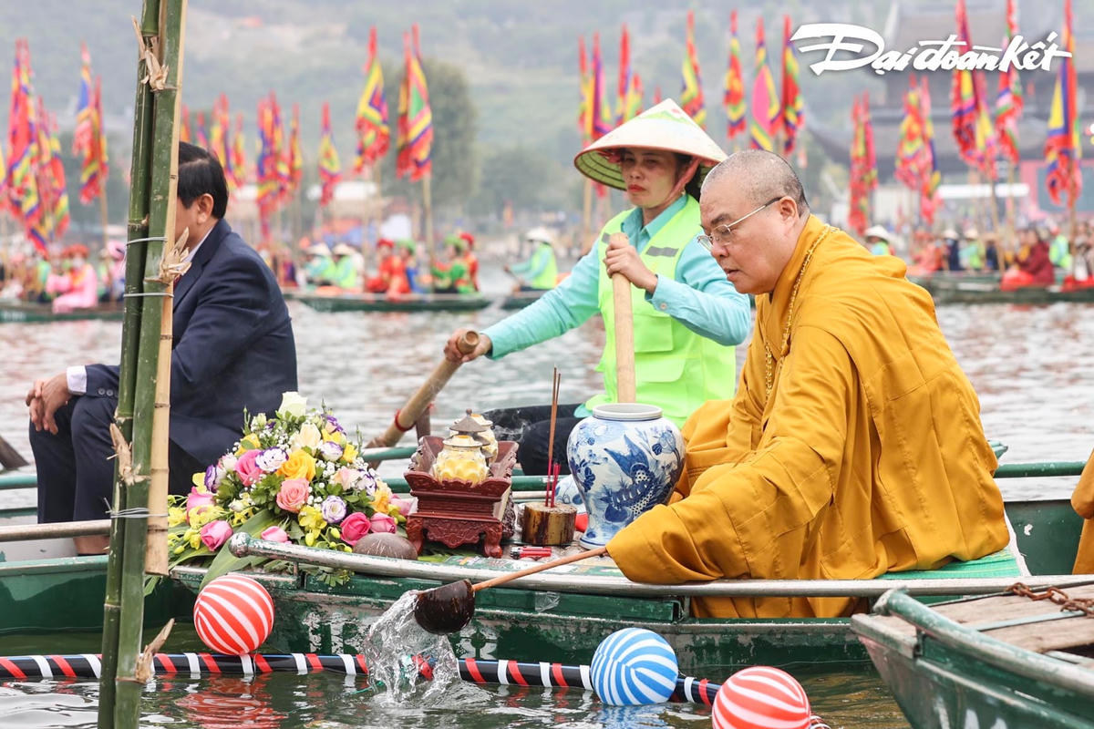 Hòa thượng Thích Thanh Nhiễu, Phó Chủ tịch Thường trực Hội đồng Trị sự Giáo hội Phật giáo Việt Nam, trụ trì chùa Tam Chúc thực hiện nghi lễ rước nước.