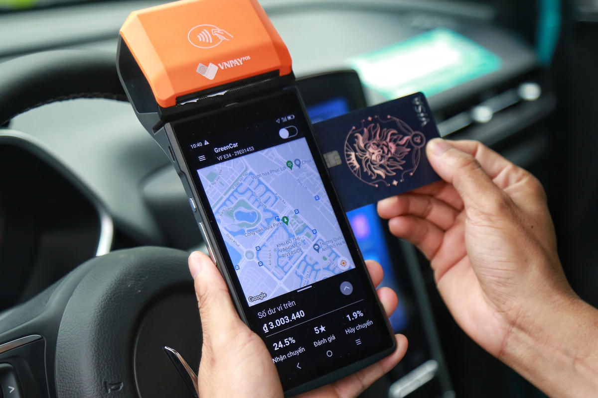 Hãng Taxi Xanh SM đã trang bị POS để khách hàng dễ dàng thanh toán bằng thẻ ATM.