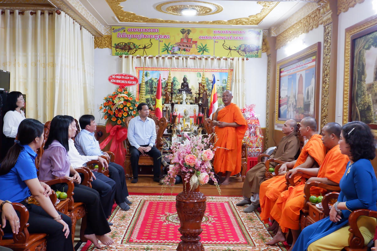 Quang cảnh buổi thăm hỏi, tặng quà tại chùa Phitu Khosa Răng say 