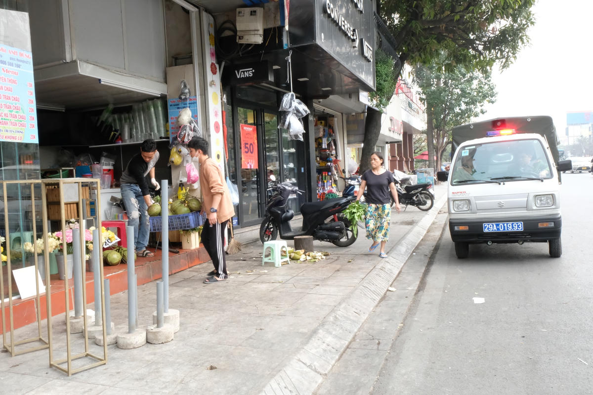 Lực lượng chức năng dùng loa, tuyên truyền nhắc nhở các hộ dân không vi phạm.