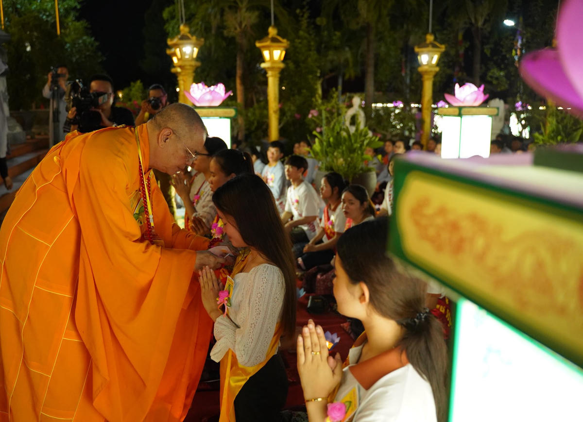Bông hồng cài áo, nét đẹp trong ngày lễ Vu Lan báo hiếu.