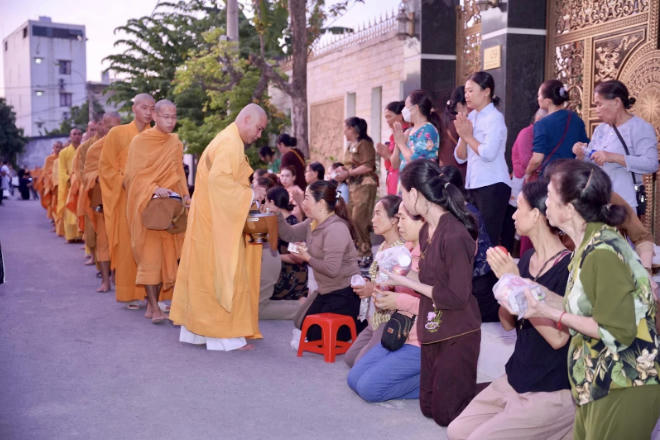 Phật tử, nhân dân dâng vật phẩm cúng dường chư Tăng nhân mùa Phật đản,