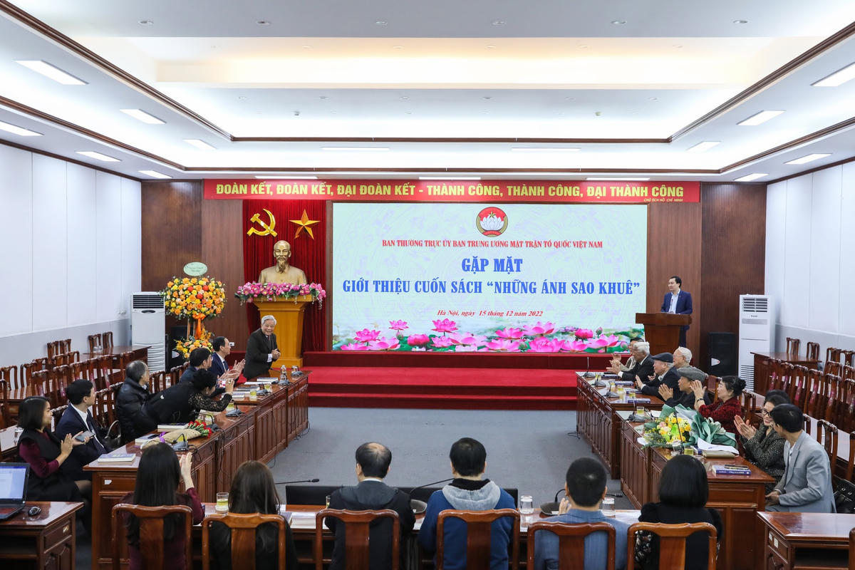 Quang cảnh buổi gặp mặt giới thiệu cuốn sách "Những ánh sao Khuê"