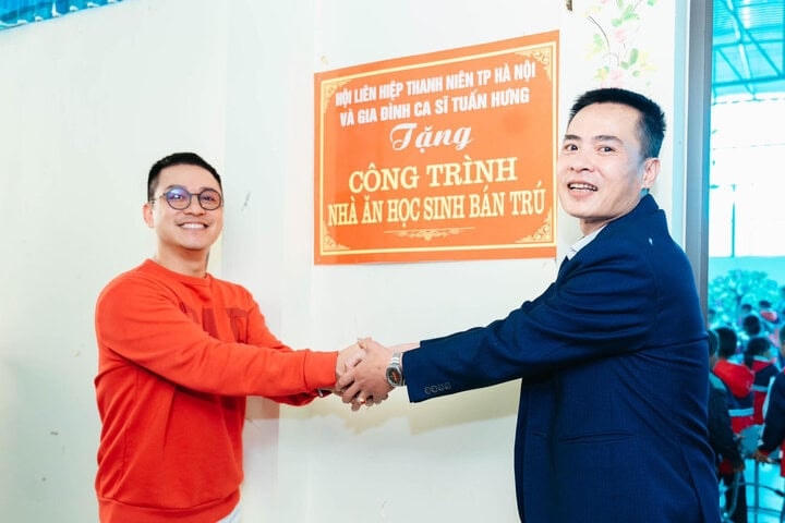 Trao tặng công trình nhà ăn học sinh bán trú..