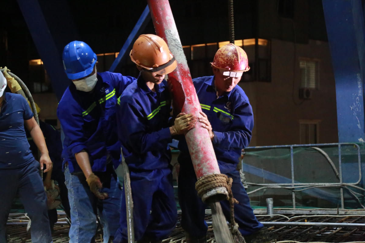 Theo ông Phạm Hồng Văn, Giám đốc điều hành dự án, việc hợp long đốt cuối cùng có ý nghĩa rất đặc biệt đối với dự án đường Vành đai 2 trên cao. Đây là đốt nối liền 3 gói thầu của dự án nhằm thông suốt tuyến đường từ cầu Vĩnh Tuy đến Ngã Tư Sở.