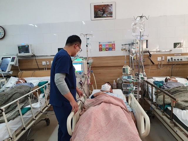 Bác sĩ thăm khám cho bệnh nhân bị ngộ độc methanol điều trị tại Trung tâm Chống độc, Bệnh viện Bạch Mai.