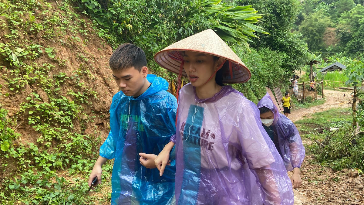 Hoa hậu Thùy Tiên trèo đèo, lội suối trong chuyến từ thiện Sơn La. 