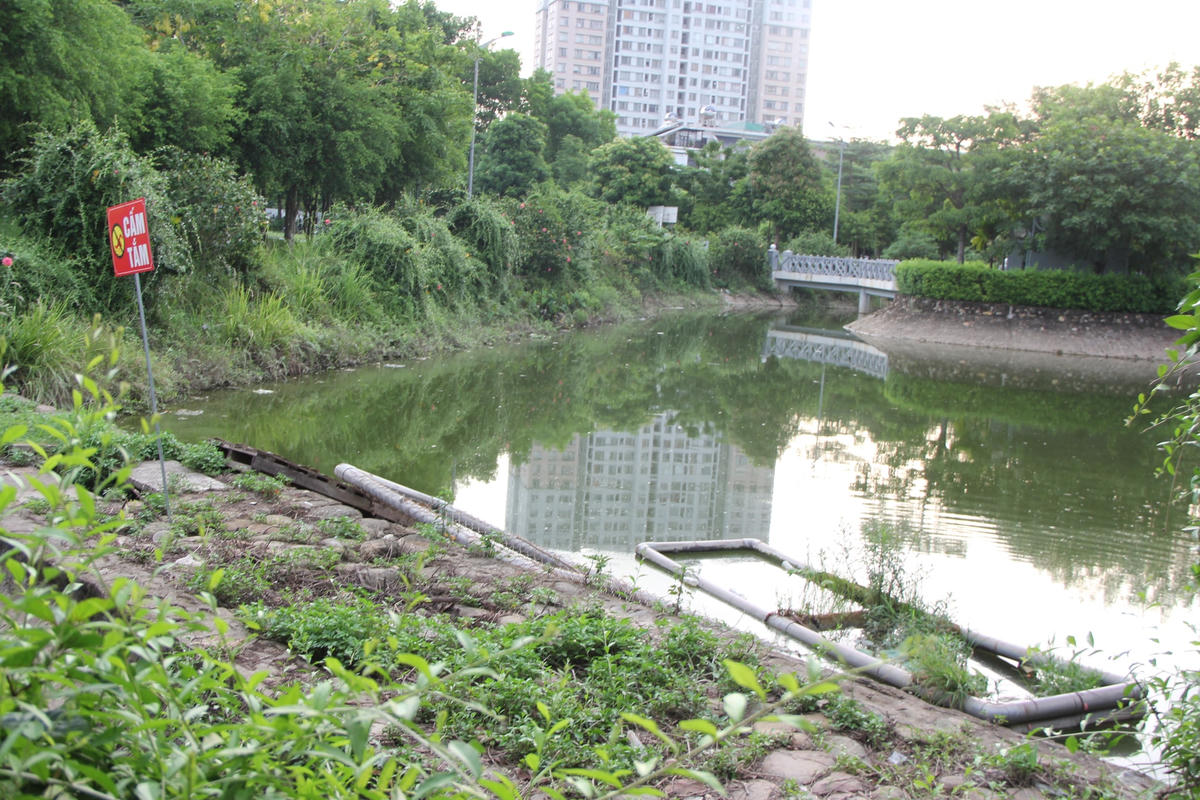 Công viên cây xanh trong Khu đô thị sinh thái  Xuân Phương nhếc nhác, hoang tàn.