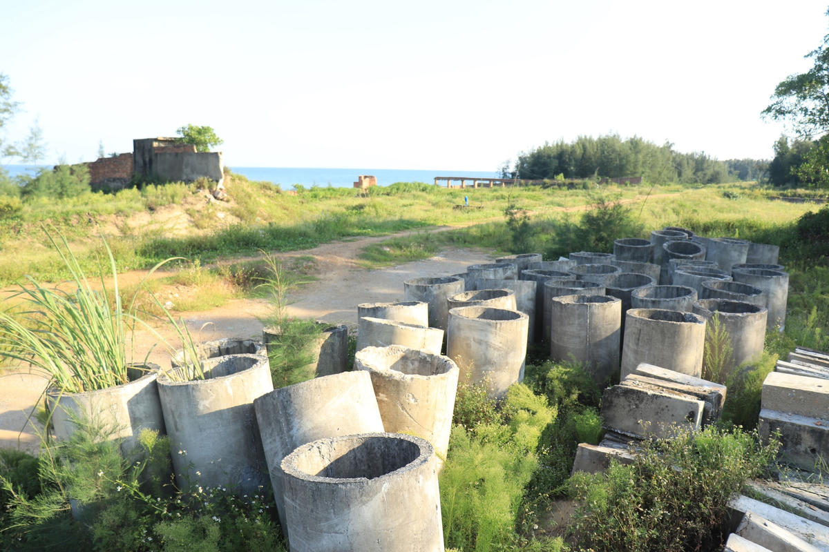 Rừng phi lao không còn, đê biển thì không xong. Trong lúc mùa mưa bão đang đến, người dân Quảng Thái chỉ còn biết chờ đợi và tin rằng những cơn sóng to, gió lớn sẽ không gây ảnh hưởng đến ngôi nhà của mình.