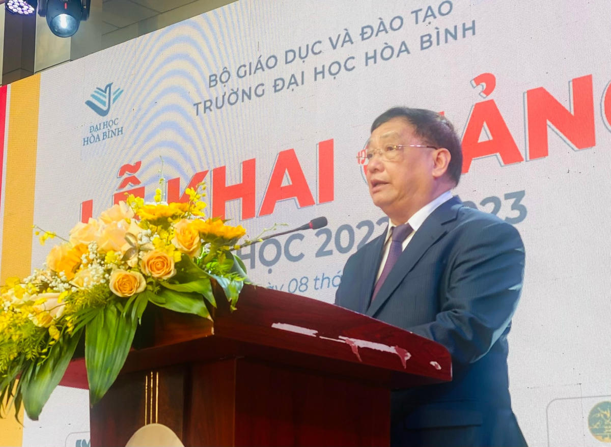 NGND.PGS.TS Tô Ngọc Hưng, Hiệu trưởng Trường Đại học Hòa Bình phát biểu tại Lễ khai giảng.