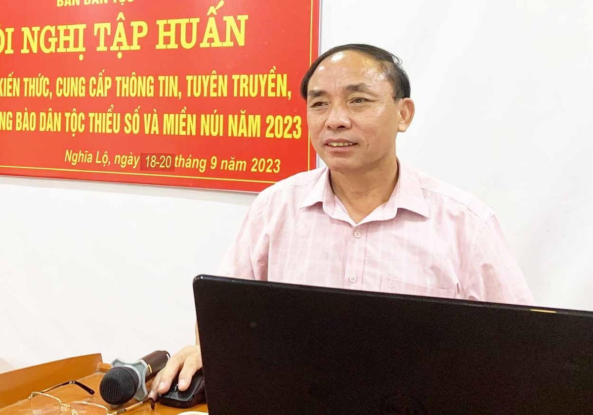 Ông Vàng A Rùa - Phó Trưởng Ban Dân tộc tỉnh Yên Bái thông tin tại Hội nghị. Anhr: baodantoc.vn