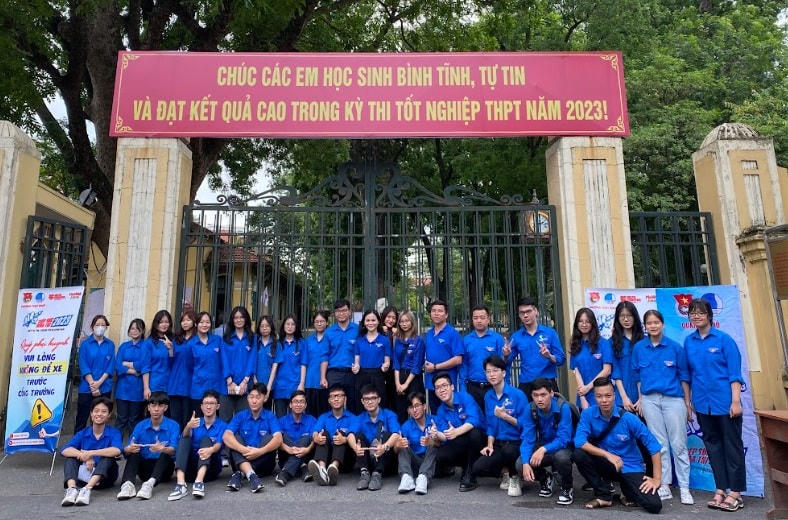 Đội thanh niên tình nguyện tiếp sức mùa thi năm 2023 của Đoàn Tây Hồ (Hà Nội). Ảnh: Thu Quỳnh.  