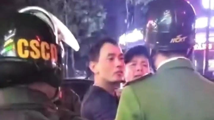 Người ngồi sau xe Sơn lao vào can ngăn khi thấy 'bạn' chống đối Công an.