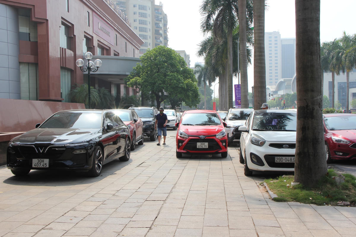 Theo một số người dân cho biết: Vỉa hè chỉ dành cho người đi bộ, nhưng  tình trạng xe máy, xe ô tô leo lên vỉa hè cũng làm cho kết cấu của những viên đá dần dần bị hư hỏng, vỡ nát.