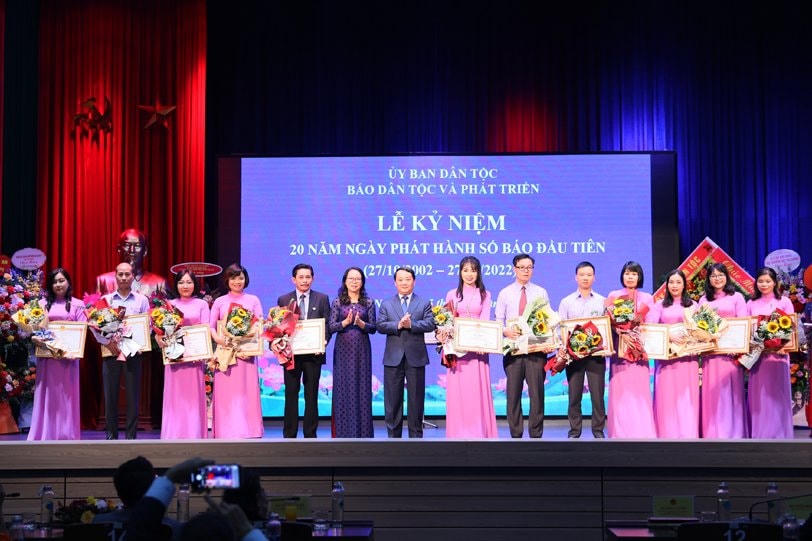 Bộ trưởng, Chủ nhiệm Ủy ban Dân tộc Hầu A Lềnh tặng Bằng khen cho 12 cá nhân thuộc Báo Dân tộc và Phát triển.