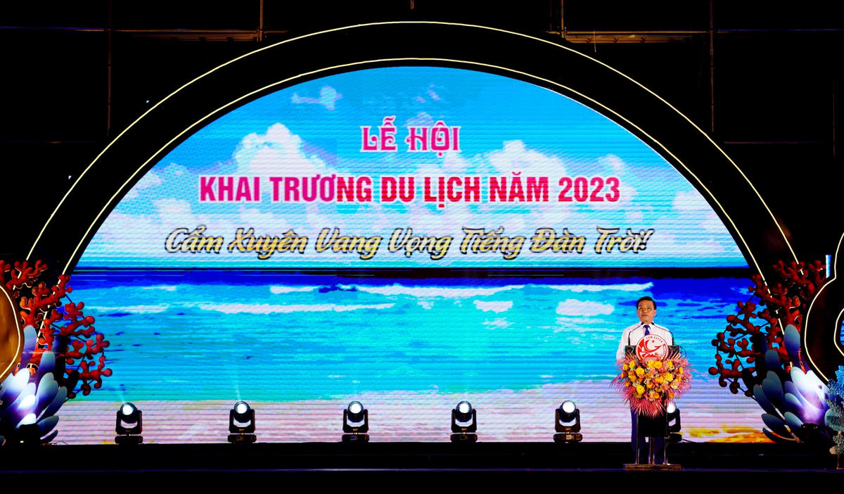 Ông Phạm Văn Thắng, Phó Chủ tịch UBND huyện Cẩm Xuyên phát biểu khai mạc lễ hội.