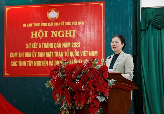 Bà Trương Thị Ngọc Ánh, Phó Chủ tịch UBTƯ MTTQ Việt Nam dự và phát biểu tại Hội nghị.