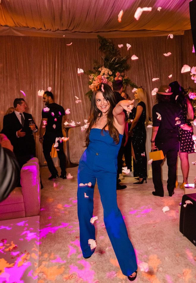 Selena Gomez lăn xả hết mình chung vui với vợ chồng Britney Spears và minh tinh Drew Barrymore. Nữ ca sĩ kiêm diễn viên quyền lực còn dành hẳn điệu nhảy vui nhộn cho người chị thân thiết.