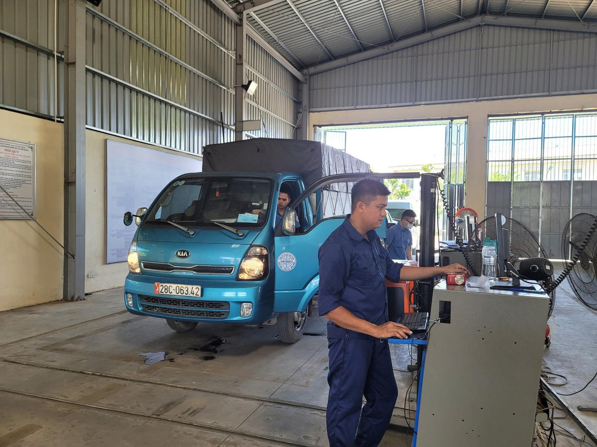 Mọi công tác chuẩn bị đã được Trung tâm Đăng kiểm xe cơ giới Hòa Bình 28-01S chuẩn bị từ trước để phục vụ việc kiểm định phương tiện cho các tài xế. Trong ảnh, các phương tiện được cán bộ Trung tâm tiến hành việc kiểm định.