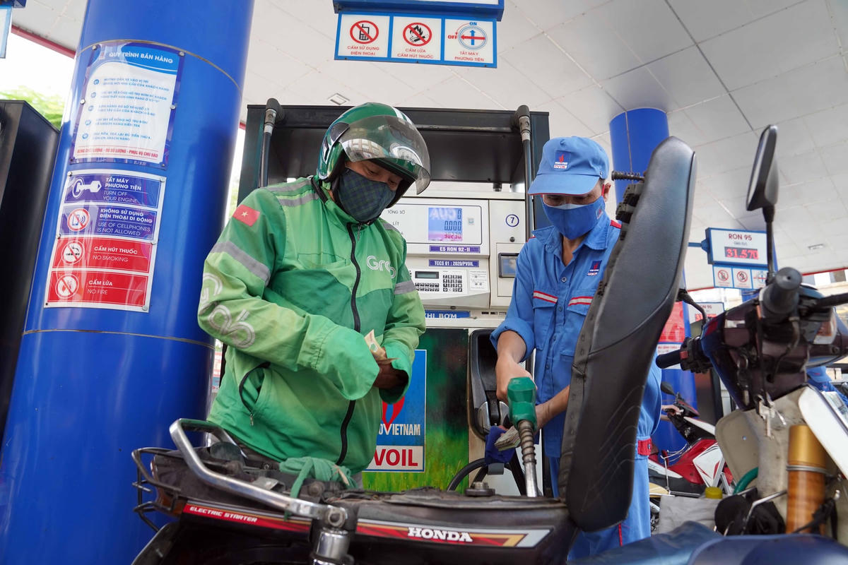 Việc giá xăng liên tiếp lập đỉnh ảnh hưởng tiêu cực đến nhiều lĩnh vực kinh tế, khó khăn nhất là lĩnh vực vận chuyển, xe công nghệ. Ảnh: Quang Vinh.