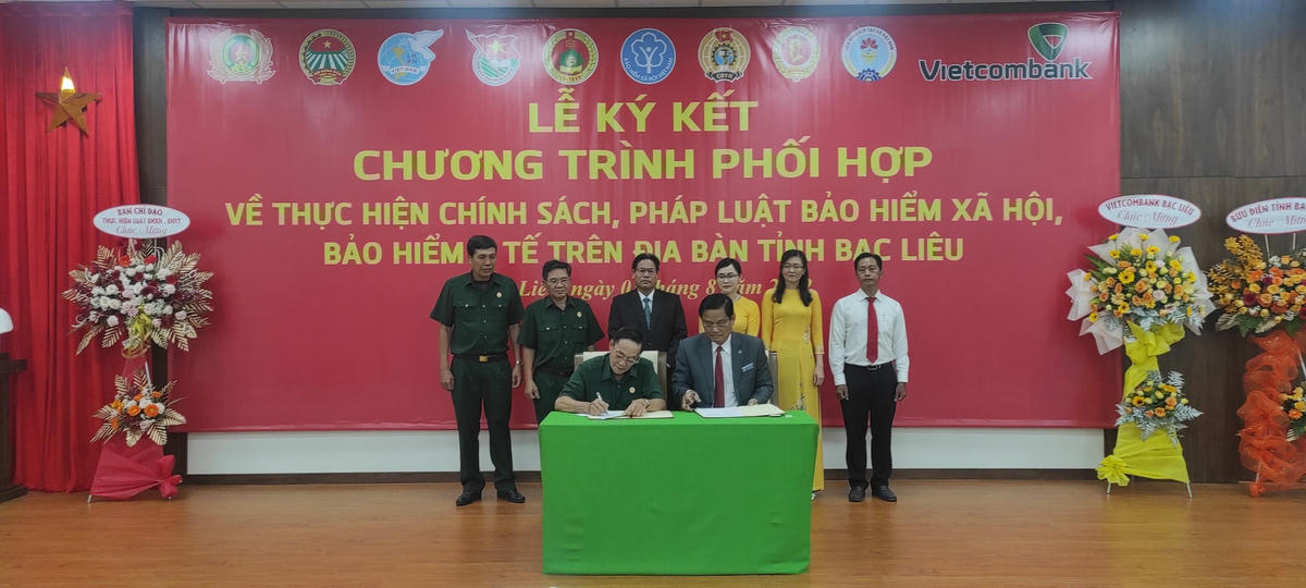 Đại diện lãnh đạo BHXH tỉnh ký kết Quy chế phối hợp thực hiện chính sách BHXH, BHYT với Hội cụ chiến binh Bạc Liêu.