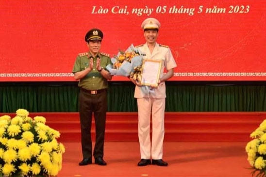 Thượng tướng Lương Tam Quang trao quyết định và tặng hoa chúc mừng Đại tá Cao Minh Huyền, tân Giám đốc Công an tỉnh Lào Cai. Ảnh: Công an Lào Cai.  