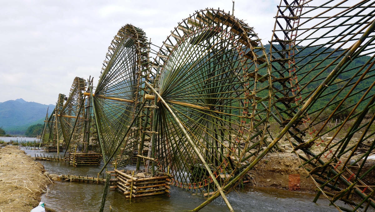 Tại bản Bách, xã Trung Thượng (huyện Quan Sơn), những guồng nước này trước đây người dân làm chủ yếu lấy nước về bản phục vụ sinh hoạt, sau này mới được vận dụng vào việc phục vụ tưới tiêu cho đồng ruộng.  