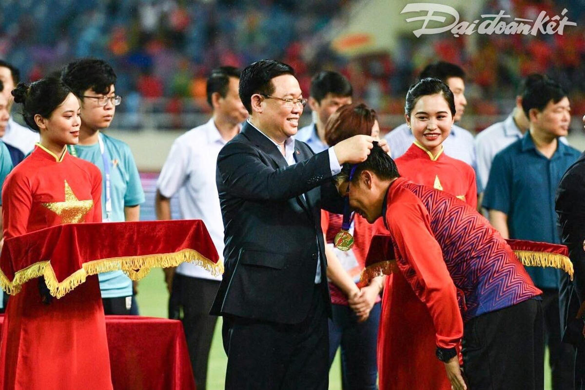 Chủ tịch Quốc hội Vương Đình Huệ trao Huy chương Vàng cho các cầu thủ U23 Việt Nam. 