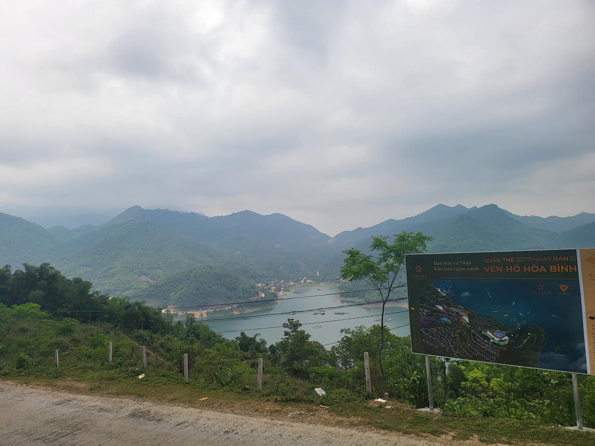 Ghi nhận của phóng viên đầu tháng 5/2022, Dự án Takara Hoà Bình Resort hiện chỉ là bãi đất trống, đường sá đi lại khó khăn, cỏ mọc um tùm.