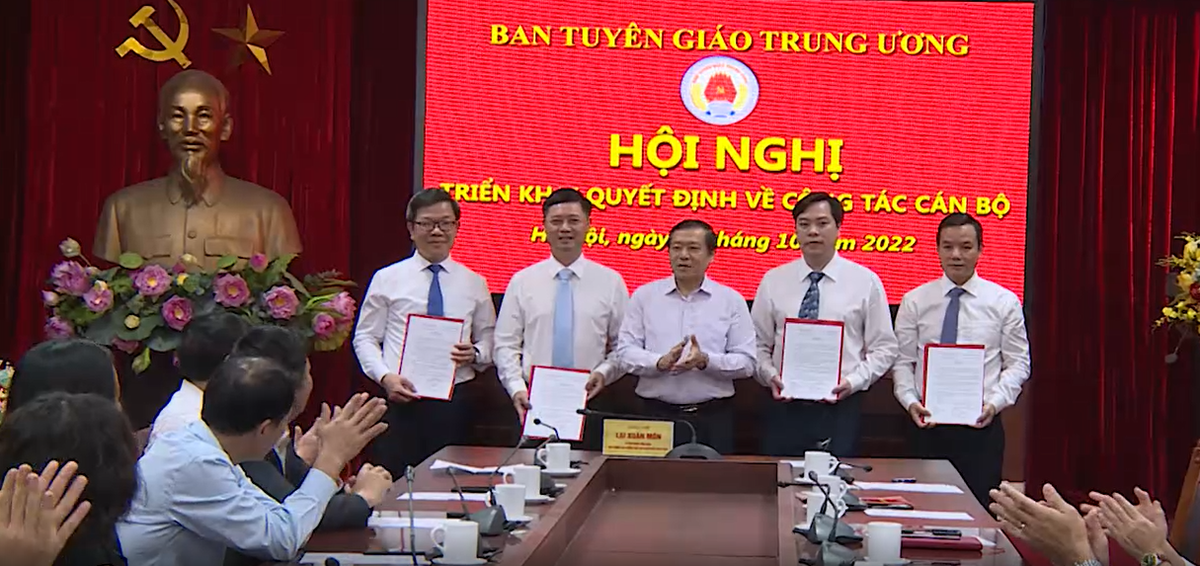Ông Lại Xuân Môn trao quyết định bổ nhiệm và bổ nhiệm lại cho một số lãnh đạo Vụ, đơn vị chiều 5/10.