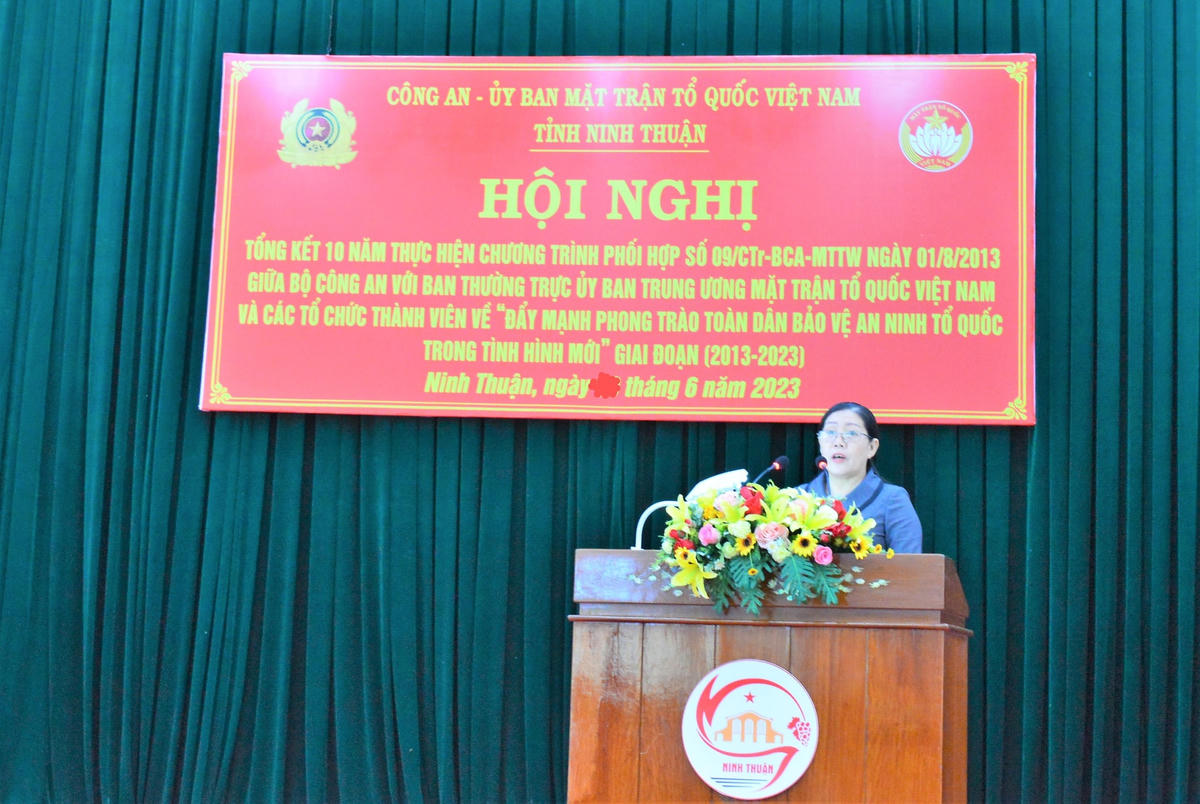  Bà Nguyễn Thị Lệ, Phó Chủ tịch Ủy ban MTTQ Việt Nam tỉnh Ninh Thuận phát biểu tại hội nghị.