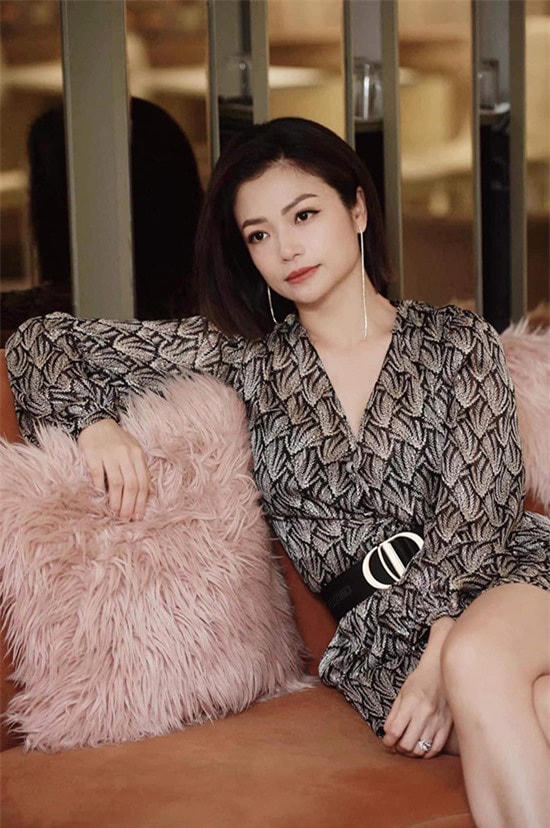 Tuổi tứ tuần, nữ diễn viên không ngại diện những chiếc váy họa tiết hoa văn đậm chất cổ điển nhưng mang lại nét sang trọng cho người mặc. Cô kết hợp thêm thắt lưng và vòng cổ để bộ trang phục trông ấn tượng hơn.