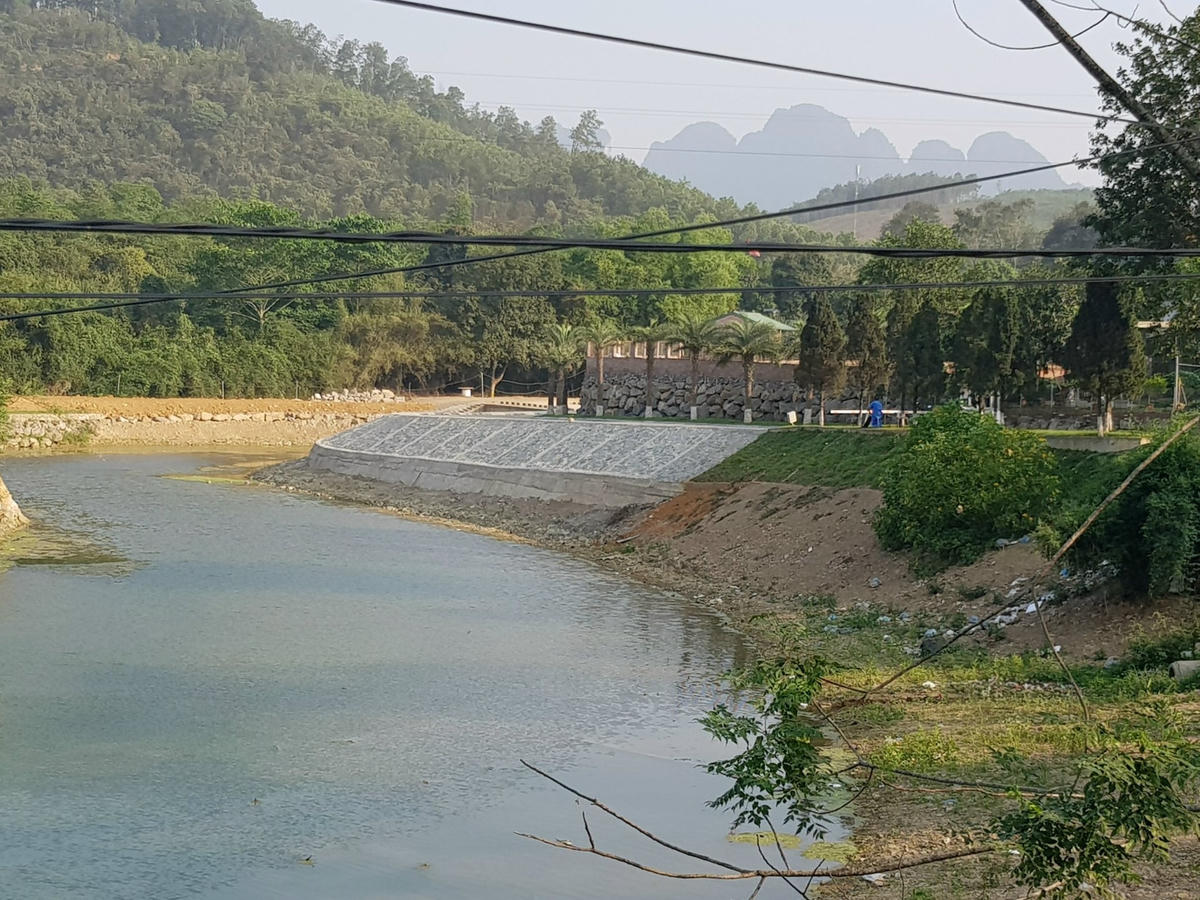 Bờ sông được kè đưỡng dẫn vào dự án.