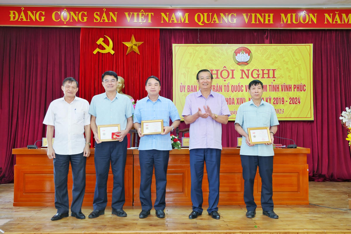 Chủ tịch Ủy ban MTTQ tỉnh Vĩnh Phúc trao Huy hiệu “Vì sự nghiệp xây dựng và phát triển tỉnh Vĩnh Phúc” tặng 3 cá nhân Ban Thường trực Ủy ban MTTQ tỉnh.