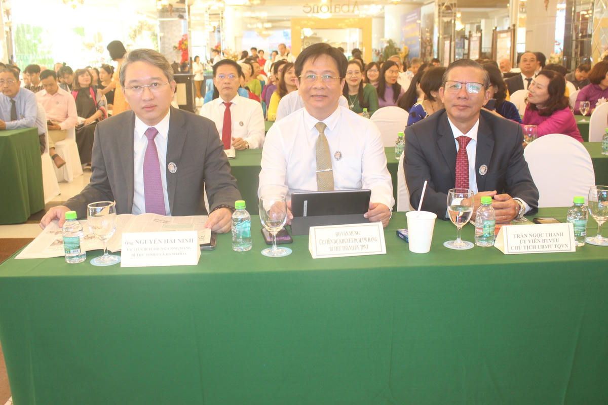 Các đại biểu tham dự tại buổi lễ.