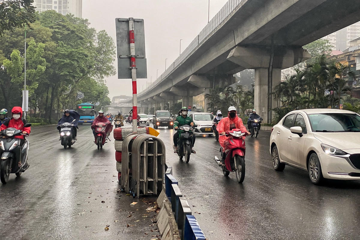 Xe máy, ô tô vẫn lộn xộn trên đường Nguyễn Trãi sau 8 tháng thí điểm phân làn.