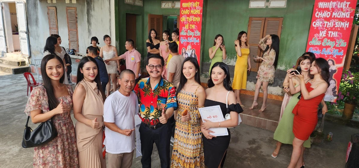 Đạo diễn Bình Trọng, NSND Trung Hiếu và dàn diễn viên phim "Đại gia chân đất".