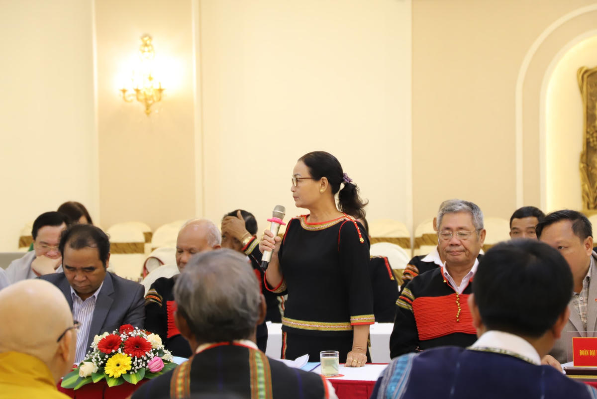 Bà H’Bliăk Niê, người uy tín buôn Kram, xã Ea Tiêu, huyện Cư Kuin, tỉnh Đắk Lắk phát biểu.